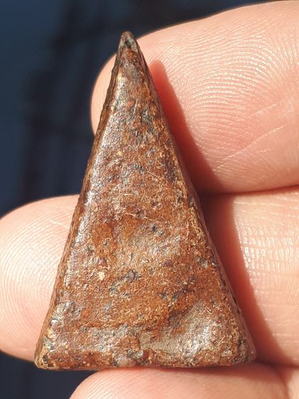 พระนางพญา พิมพ์อกนูนใหญ่ วัดพระศรีรัตนมหาธาตุ หรือวัดใหญ่ จังหวัดพิษณุโลก เนื้อดิน มีเม็ดกรวด มีคราบกรุ ขอบไม่คม แห้งเหี่ยว แตกลาน องค์นี้เป รูปที่ 10