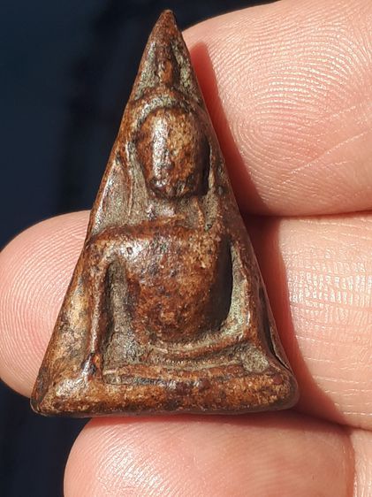 พระนางพญา พิมพ์อกนูนใหญ่ วัดพระศรีรัตนมหาธาตุ หรือวัดใหญ่ จังหวัดพิษณุโลก เนื้อดิน มีเม็ดกรวด มีคราบกรุ ขอบไม่คม แห้งเหี่ยว แตกลาน องค์นี้เป รูปที่ 9