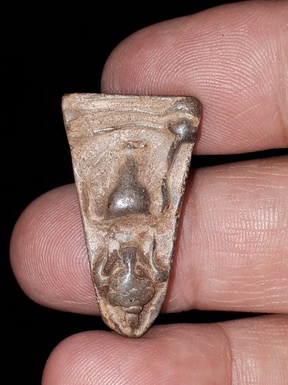 พระผงสุพรรณ พิมพ์หน้าแก่ เนื้อดินเผาสีเขียว กรุวัดมหาธาตุ จังหวัดสุพรรณบุรี รุ่นแรก หลังลายนิ้วมือ ผิวมัน แห้งเหี่ยว องค์นี้เป็นพระหนา ผิวมั รูปที่ 8