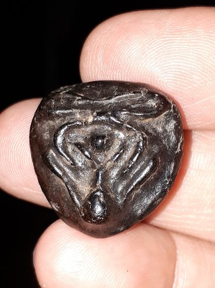 พระปิดตา พิมพ์แขนกลม หลวงพ่อเชย วัดบางกระสอบ อ.พระประแดง จ.สมุทรปราการ รุ่นแรก เนื้อผงจุ๋มรัก ผิวมัน แห้งเหี่ยว องค์นี้เป็นพระหนา ผิวมัน เงา รูปที่ 8