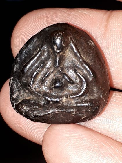 พระปิดตา พิมพ์แขนกลม หลวงพ่อเชย วัดบางกระสอบ อ.พระประแดง จ.สมุทรปราการ รุ่นแรก เนื้อผงจุ๋มรัก ผิวมัน แห้งเหี่ยว องค์นี้เป็นพระหนา ผิวมัน เงา รูปที่ 3