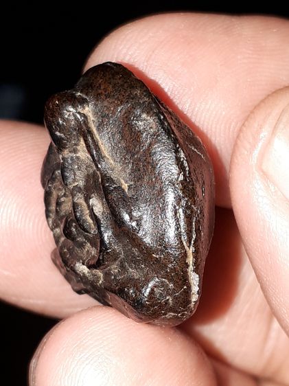 พระปิดตา พิมพ์แขนกลม หลวงพ่อเชย วัดบางกระสอบ อ.พระประแดง จ.สมุทรปราการ รุ่นแรก เนื้อผงจุ๋มรัก ผิวมัน แห้งเหี่ยว องค์นี้เป็นพระหนา ผิวมัน เงา รูปที่ 5