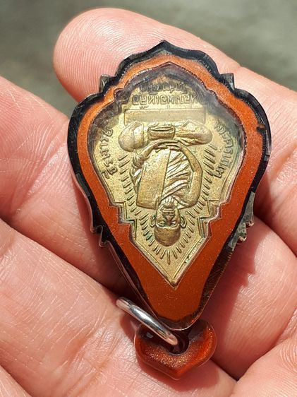 เหรียญหลวงพ่อเหลือ วัดสาวชะโงก เนื้อทองแดงกะไหล่ทอง ปี 2499 เก่า สภาพสวยมาก แท้ หนา มีน้ำหนัก รูปแบบสวยงาม สภาพสมบูรณ์ แท้ หายากสวย คม สภาพเ รูปที่ 4