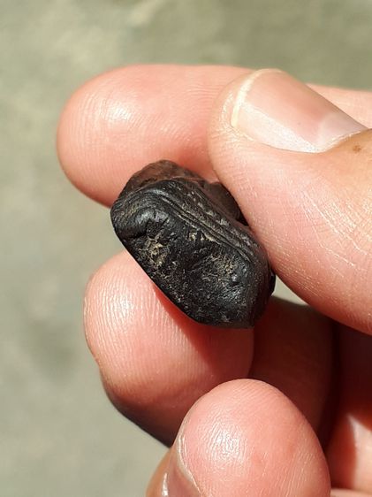 พระคง กรุวัดพระคงฤาษี จังหวัดลำพูน เนื้อดินเผา สีดำ พิมพ์ คม ชัด ผิวมัน เดิมๆ พระองค์นี้สภาพสวย สมบูรณ์ เก่ามาก แท้ หายากมากๆๆๆๆ พร้อมใบประก รูปที่ 5