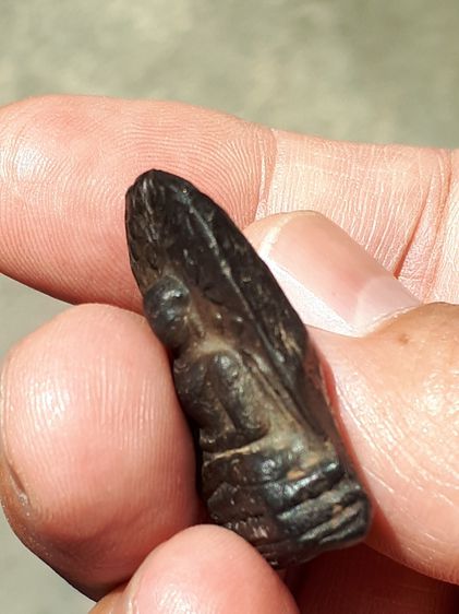 พระคง กรุวัดพระคงฤาษี จังหวัดลำพูน เนื้อดินเผา สีดำ พิมพ์ คม ชัด ผิวมัน เดิมๆ พระองค์นี้สภาพสวย สมบูรณ์ เก่ามาก แท้ หายากมากๆๆๆๆ พร้อมใบประก รูปที่ 3