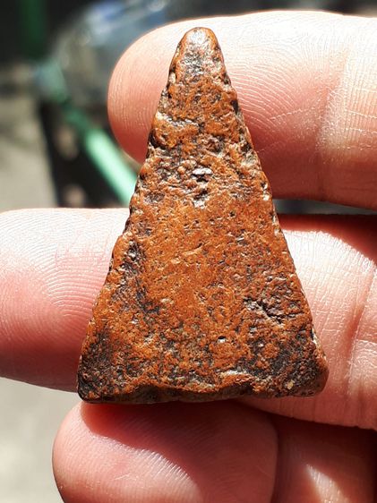 พระนางพญา พิมพ์เข่าตรง วัดพระศรีรัตนมหาธาตุ จังหวัดพิษณุโลก เนื้อดิน มีเม็ดกรวด มีคราบกรุ พิมพ์ คม ชัด ขอบไม่คม แห้งเหี่ยว แตกลาน องค์นี้เป็ รูปที่ 3