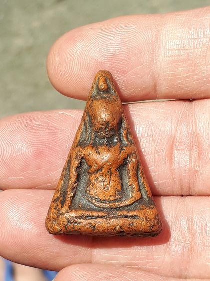 พระนางพญา พิมพ์เข่าตรง วัดพระศรีรัตนมหาธาตุ จังหวัดพิษณุโลก เนื้อดิน มีเม็ดกรวด มีคราบกรุ พิมพ์ คม ชัด ขอบไม่คม แห้งเหี่ยว แตกลาน องค์นี้เป็ รูปที่ 9