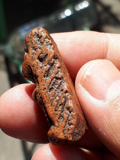 พระนางพญา พิมพ์เข่าตรง วัดพระศรีรัตนมหาธาตุ จังหวัดพิษณุโลก เนื้อดิน มีเม็ดกรวด มีคราบกรุ พิมพ์ คม ชัด ขอบไม่คม แห้งเหี่ยว แตกลาน องค์นี้เป็ รูปที่ 4