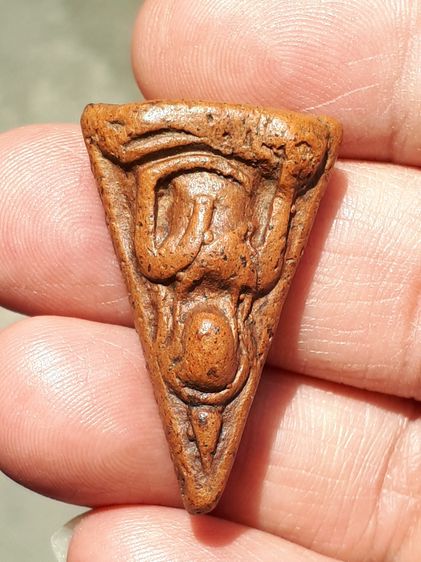 พระนางพญา พิมพ์เข่าตรง วัดพระศรีรัตนมหาธาตุ จังหวัดพิษณุโลก เนื้อดิน มีเม็ดกรวด มีคราบกรุ พิมพ์ คม ชัด ขอบไม่คม แห้งเหี่ยว แตกลาน องค์นี้เป็ รูปที่ 6