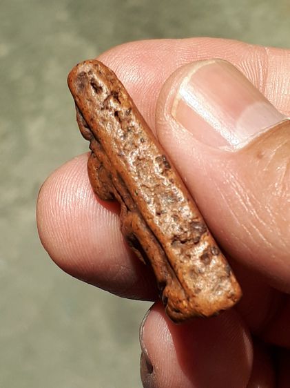 พระนางพญา พิมพ์เข่าตรง วัดพระศรีรัตนมหาธาตุ จังหวัดพิษณุโลก เนื้อดิน มีเม็ดกรวด มีคราบกรุ พิมพ์ คม ชัด ขอบไม่คม แห้งเหี่ยว แตกลาน องค์นี้เป็ รูปที่ 3