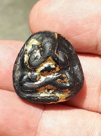 พระปิดตา หลวงปู่แย้ม วัดด่านสำโรง จ.สมุทรปราการ รุ่นแรก เนื้อผงคลุกรักจุ๋มรัก ปิดทอง ผิวมัน แห้งเหี่ยว องค์นี้เป็นพระหนาหลังอูม ผิวมัน เงา เ