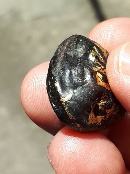 พระปิดตา หลวงปู่แย้ม วัดด่านสำโรง จ.สมุทรปราการ รุ่นแรก เนื้อผงคลุกรักจุ๋มรัก ปิดทอง ผิวมัน แห้งเหี่ยว องค์นี้เป็นพระหนาหลังอูม ผิวมัน เงา เ รูปที่ 6