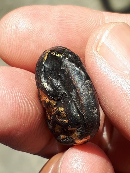 พระปิดตา หลวงปู่แย้ม วัดด่านสำโรง จ.สมุทรปราการ รุ่นแรก เนื้อผงคลุกรักจุ๋มรัก ปิดทอง ผิวมัน แห้งเหี่ยว องค์นี้เป็นพระหนาหลังอูม ผิวมัน เงา เ รูปที่ 3