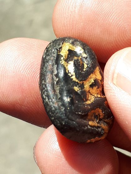 พระปิดตา หลวงปู่แย้ม วัดด่านสำโรง จ.สมุทรปราการ รุ่นแรก เนื้อผงคลุกรักจุ๋มรัก ปิดทอง ผิวมัน แห้งเหี่ยว องค์นี้เป็นพระหนาหลังอูม ผิวมัน เงา เ รูปที่ 4