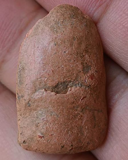 พระคงเนื้อติน บิ่นยอดด้านบน พระบ้านเก่าเก็บหลายสิบปี ไม่ทราบที่ ขนาดประมาณ 3 x 1.8 ซ.ม. รูปที่ 2