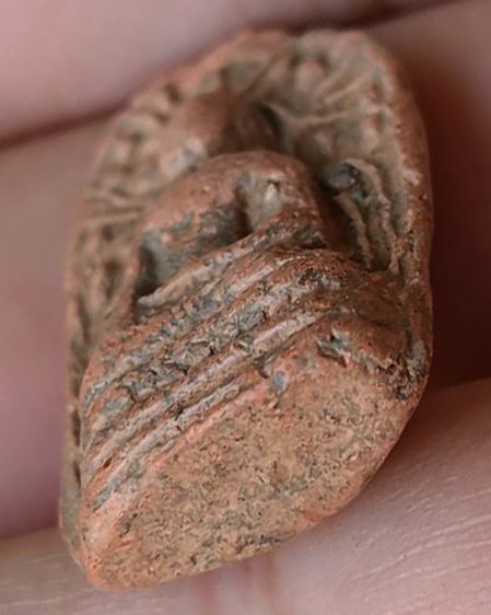 พระคงเนื้อติน บิ่นยอดด้านบน พระบ้านเก่าเก็บหลายสิบปี ไม่ทราบที่ ขนาดประมาณ 3 x 1.8 ซ.ม. รูปที่ 3