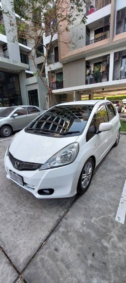 รถ Honda Jazz 1.5 V i-VTEC สี ขาว