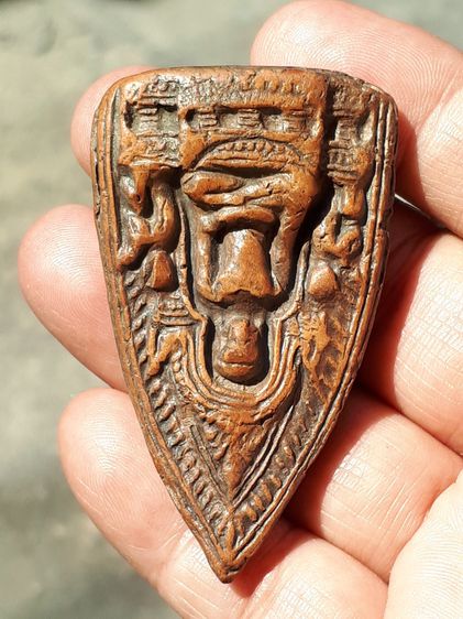 พระเลี่ยง กรุประตูลี้ จ.ลำพูน เนื้อดิน สีแดงอมดำ พระเลี่ยงกรุนี้ พิมพ์สวย คม ชัด เนื้อละเอียด และแกร่ง สภาพพระสวยสมบูรณ์ ปลายแหลมสวยมาก และห รูปที่ 6