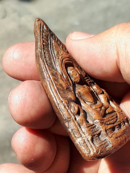 พระเลี่ยง กรุประตูลี้ จ.ลำพูน เนื้อดิน สีแดงอมดำ พระเลี่ยงกรุนี้ พิมพ์สวย คม ชัด เนื้อละเอียด และแกร่ง สภาพพระสวยสมบูรณ์ ปลายแหลมสวยมาก และห รูปที่ 4