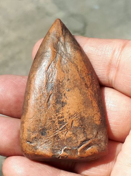 พระเลี่ยง กรุประตูลี้ จ.ลำพูน เนื้อดิน สีแดงอมดำ พระเลี่ยงกรุนี้ พิมพ์สวย คม ชัด เนื้อละเอียด และแกร่ง สภาพพระสวยสมบูรณ์ ปลายแหลมสวยมาก และห รูปที่ 2