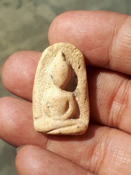 พระกรุวัดพลับ พิมพ์สมาธิ มีคราบกรุ เนื้อผง สีขาวอมเหลือง เนื้อแห้ง แตกลาน เป็นธรรมชาติ สมบูรณ์ แท้ดูง่าย เนื้อจัดมาก มีคราบเก่า แท้ หายาก