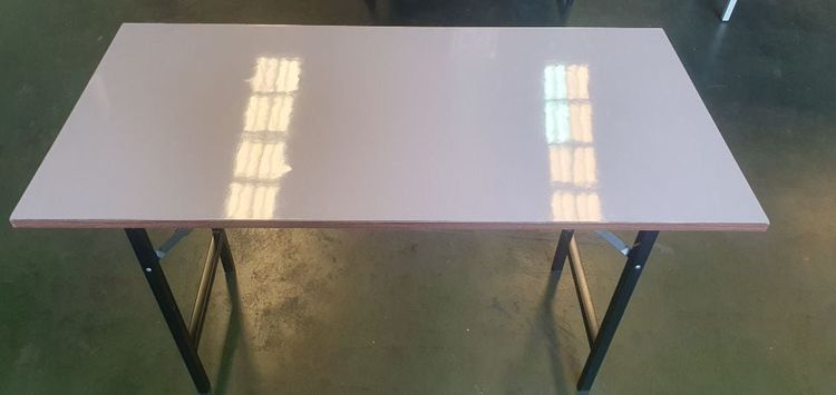 โต๊ะพับผิวโฟเมก้าเงา
