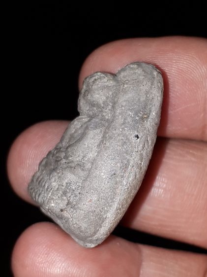 พระหลวงพ่อทวด พิมพ์กลางโย้ เนื้อว่าน มีมวลสาร สีเทา มีคราบฝ้าขาว เนื้อหาเก่า ผิวเดิม พระหนา สวย คม ชัด ลึกมาก สภาพสมบูรณ์ ฟอร์มสวย เก่า แท้  รูปที่ 4