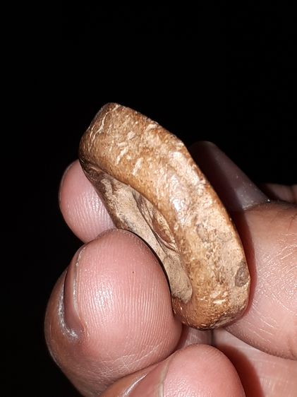 พระพิมพ์เม็ดกระดุม กรุกำแพงเพชร ขนาดพระเส้นผ่าศูนย์กลาง 3 cm. เนื้อดิน เนื้อเนียนละเอียด มวลสารลอย แห้ง เนื้อจัดดูง่าย พระติดพิมพ์ตื้น พระหน รูปที่ 5