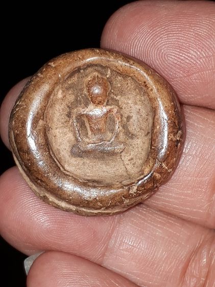 พระพิมพ์เม็ดกระดุม กรุกำแพงเพชร ขนาดพระเส้นผ่าศูนย์กลาง 3 cm. เนื้อดิน เนื้อเนียนละเอียด มวลสารลอย แห้ง เนื้อจัดดูง่าย พระติดพิมพ์ตื้น พระหน รูปที่ 3