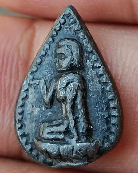 พระกลีบบัวพิมพ์นางกวักข้างเม็ด เนื้อตะกั่วชุบรัก หลวงพ่อเดิม วัดหนองโพ นครสวรรค์ สูงประมาณ 2 ซ.ม. รูปที่ 3