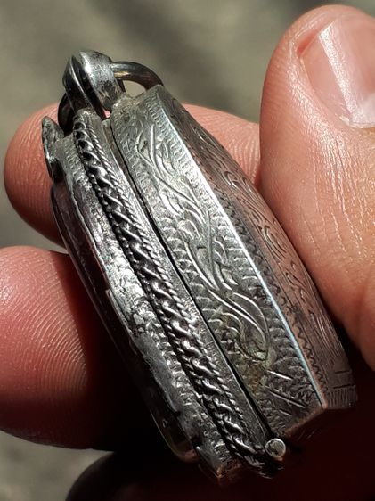 พระปิดตา พิมพ์ใหญ่หลังแบบตัดชิด หลวงพ่อแก้ว วัดเคลือวัลย์ เนื้อผงจุ่มรัก ผิวเดิม สภาพแห้งเก่า รักหลุดร่อน ไม่มีหักซ่อม แท้ แปลก หายาก พร้อมก รูปที่ 13