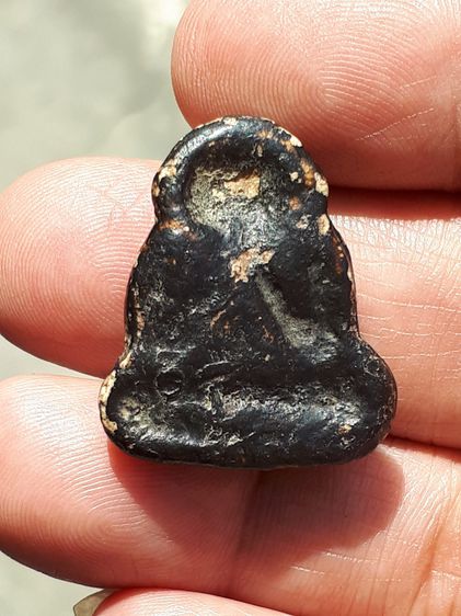 พระปิดตา พิมพ์ใหญ่หลังแบบตัดชิด หลวงพ่อแก้ว วัดเคลือวัลย์ เนื้อผงจุ่มรัก ผิวเดิม สภาพแห้งเก่า รักหลุดร่อน ไม่มีหักซ่อม แท้ แปลก หายาก พร้อมก รูปที่ 3