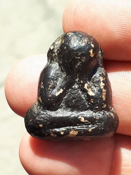 พระปิดตา พิมพ์ใหญ่หลังแบบตัดชิด หลวงพ่อแก้ว วัดเคลือวัลย์ เนื้อผงจุ่มรัก ผิวเดิม สภาพแห้งเก่า รักหลุดร่อน ไม่มีหักซ่อม แท้ แปลก หายาก พร้อมก รูปที่ 4