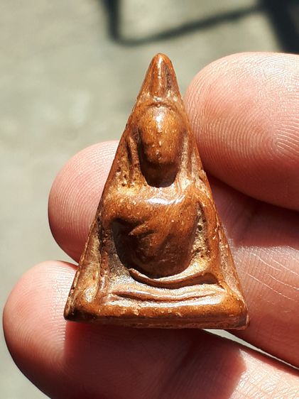 พระนางพญา พิมพ์อกนูนใหญ่ กรุวัดนางพญา เนื้อดิน มวลสารลอย แห้ง เหี่ยว ยุบย่น สีพิกุล สีซีด พระหนาตัดขอบอย่างสวย ผิวเดิมๆ อายุเก่าหลายๆร้อยปี  รูปที่ 3