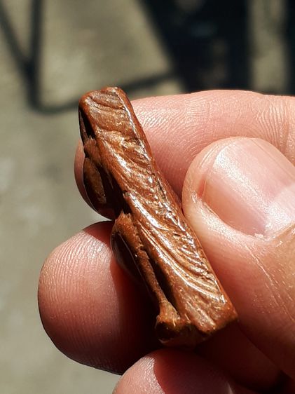 พระนางพญา พิมพ์อกนูนใหญ่ กรุวัดนางพญา เนื้อดิน มวลสารลอย แห้ง เหี่ยว ยุบย่น สีพิกุล สีซีด พระหนาตัดขอบอย่างสวย ผิวเดิมๆ อายุเก่าหลายๆร้อยปี  รูปที่ 5