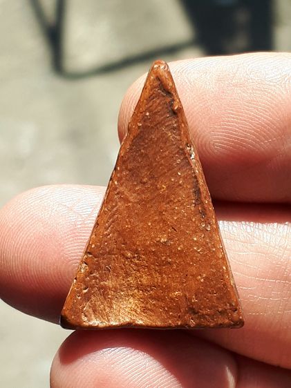 พระนางพญา พิมพ์อกนูนใหญ่ กรุวัดนางพญา เนื้อดิน มวลสารลอย แห้ง เหี่ยว ยุบย่น สีพิกุล สีซีด พระหนาตัดขอบอย่างสวย ผิวเดิมๆ อายุเก่าหลายๆร้อยปี  รูปที่ 4