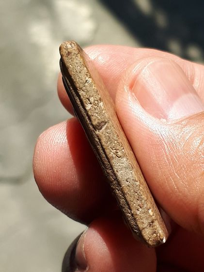 พระสมเด็จ วัดระฆัง พิมพ์เจดีย์โย้ เนื้อผง ผิวพระแห้ง คราบไขขาว และคราบฝุ่นบางๆ เกาะติด ดูง่ายๆ เป็นเอกลักษณ์สำคัญของพระที่มีอายุนานเป็นร้อยป รูปที่ 4