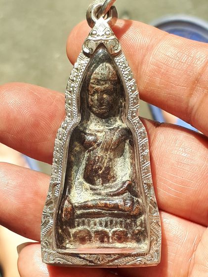 พระหูยาน พิมพ์ใหญ่ กรุวัดพระศรีรัตนมหาธาตุ อ.เมือง จ.ลพบุรี เนื้อตะกั่ว สนิมแดง ขึ้นคราบไข ขนาดสูงจากฐานถึงยอดสุดประมาณ 5.5 ซม มีอายุกว่า 8 รูปที่ 9