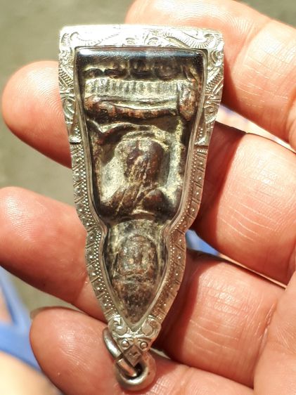 พระหูยาน พิมพ์ใหญ่ กรุวัดพระศรีรัตนมหาธาตุ อ.เมือง จ.ลพบุรี เนื้อตะกั่ว สนิมแดง ขึ้นคราบไข ขนาดสูงจากฐานถึงยอดสุดประมาณ 5.5 ซม มีอายุกว่า 8 รูปที่ 12