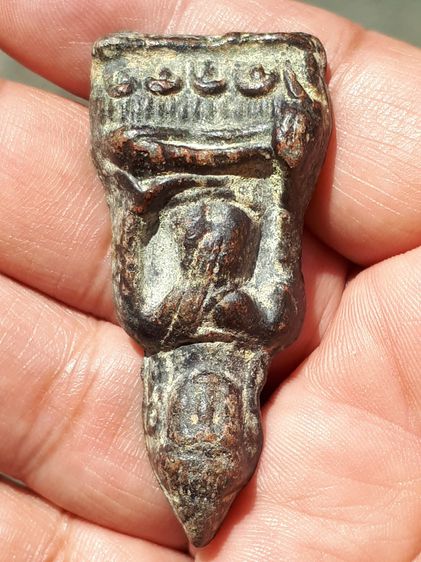 พระหูยาน พิมพ์ใหญ่ กรุวัดพระศรีรัตนมหาธาตุ อ.เมือง จ.ลพบุรี เนื้อตะกั่ว สนิมแดง ขึ้นคราบไข ขนาดสูงจากฐานถึงยอดสุดประมาณ 5.5 ซม มีอายุกว่า 8 รูปที่ 8