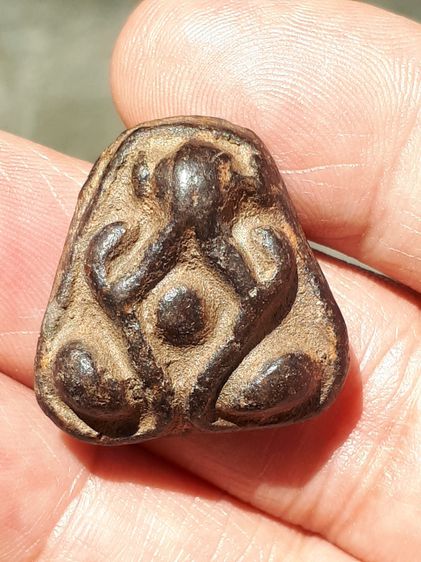 พระปิดตา พิมพ์หลังแบบ รุ่นแรก หลวงพ่อเจียม วัดกำแพง ชลบุรี เนื้อผงคลุกรัก ผิวมัน แห้งเหี่ยว องค์นี้เป็นพระหนา หลังอูม ผิวมัน เงา เดิมๆ เก่า  รูปที่ 2