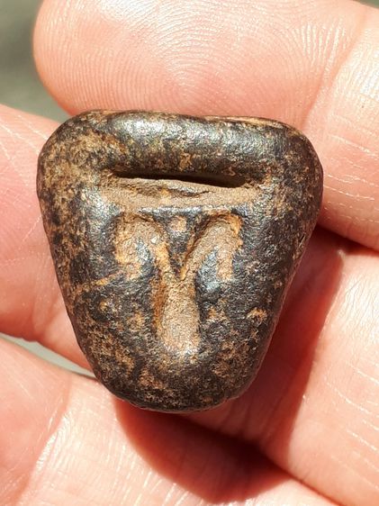 พระปิดตา พิมพ์หลังแบบ รุ่นแรก หลวงพ่อเจียม วัดกำแพง ชลบุรี เนื้อผงคลุกรัก ผิวมัน แห้งเหี่ยว องค์นี้เป็นพระหนา หลังอูม ผิวมัน เงา เดิมๆ เก่า  รูปที่ 10