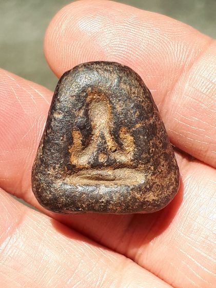 พระปิดตา พิมพ์หลังแบบ รุ่นแรก หลวงพ่อเจียม วัดกำแพง ชลบุรี เนื้อผงคลุกรัก ผิวมัน แห้งเหี่ยว องค์นี้เป็นพระหนา หลังอูม ผิวมัน เงา เดิมๆ เก่า  รูปที่ 3