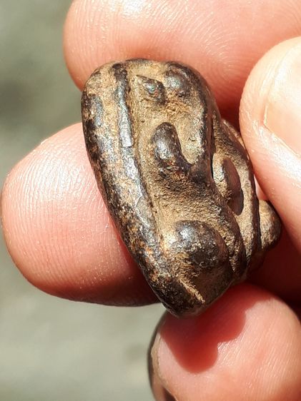 พระปิดตา พิมพ์หลังแบบ รุ่นแรก หลวงพ่อเจียม วัดกำแพง ชลบุรี เนื้อผงคลุกรัก ผิวมัน แห้งเหี่ยว องค์นี้เป็นพระหนา หลังอูม ผิวมัน เงา เดิมๆ เก่า  รูปที่ 7