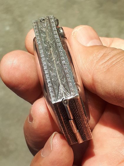 พระสมเด็จ วัดระฆัง พิมพ์ใหญ่ เนื้อผงพุทธคุณ เนื้อเน่า นิยม ผิวพระแห้ง มันเงา คราบไขขาว เกาะติด ดูง่ายๆ เป็นเอกลักษณ์สำคัญของพระที่มีอายุนานเ รูปที่ 12