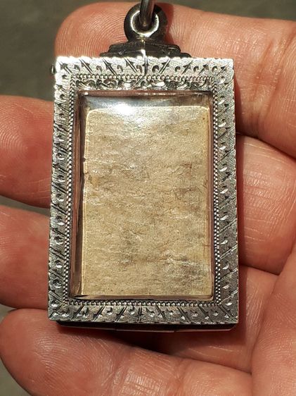 พระสมเด็จ วัดระฆัง พิมพ์ใหญ่ เนื้อผงพุทธคุณ เนื้อเน่า นิยม ผิวพระแห้ง มันเงา คราบไขขาว เกาะติด ดูง่ายๆ เป็นเอกลักษณ์สำคัญของพระที่มีอายุนานเ รูปที่ 10