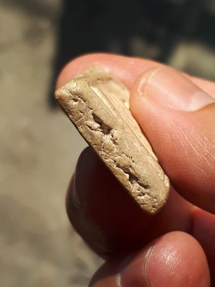 พระสมเด็จ วัดระฆัง พิมพ์ใหญ่ เนื้อผงพุทธคุณ เนื้อเน่า นิยม ผิวพระแห้ง มันเงา คราบไขขาว เกาะติด ดูง่ายๆ เป็นเอกลักษณ์สำคัญของพระที่มีอายุนานเ รูปที่ 5