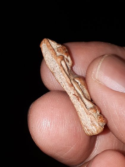 พระผงสุพรรณ เนื้อดินเผา พิมพ์หน้าแก่ กรุวัดมหาธาตุ สุพรรณบุรี รุ่นแรก หลังลายนิ้วมือ ผิวมัน แห้งเหี่ยว องค์นี้เป็นพระหนา ผิวมัน เงา เดิมๆ เก รูปที่ 6