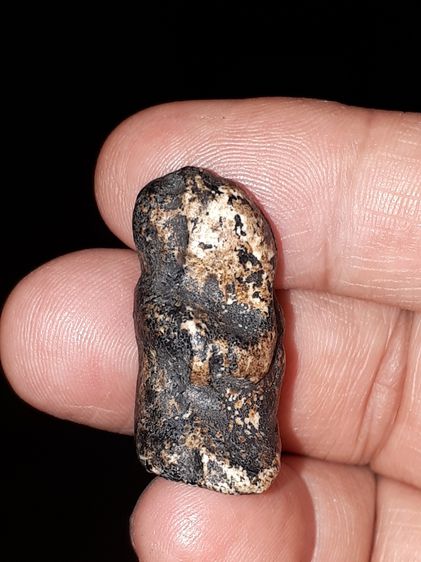 พระปิดตา พิมพ์ชลูด หลวงปู่เอี่ยม วัดสะพานสูง เนื้อผงจุ่มรัก ผิวมัน ออกสีขาวอมเหลือง มีเม็ดขี้ยุ่ง แห้ง ย่น เหี่ยว มีคราบรักเก่า รูปทรงสวยงาม รูปที่ 4