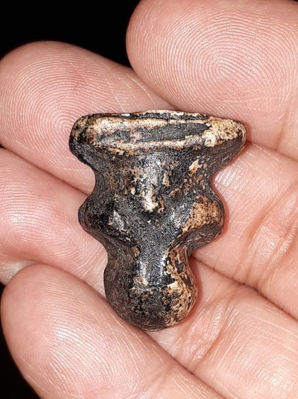 พระปิดตา พิมพ์ชลูด หลวงปู่เอี่ยม วัดสะพานสูง เนื้อผงจุ่มรัก ผิวมัน ออกสีขาวอมเหลือง มีเม็ดขี้ยุ่ง แห้ง ย่น เหี่ยว มีคราบรักเก่า รูปทรงสวยงาม รูปที่ 7